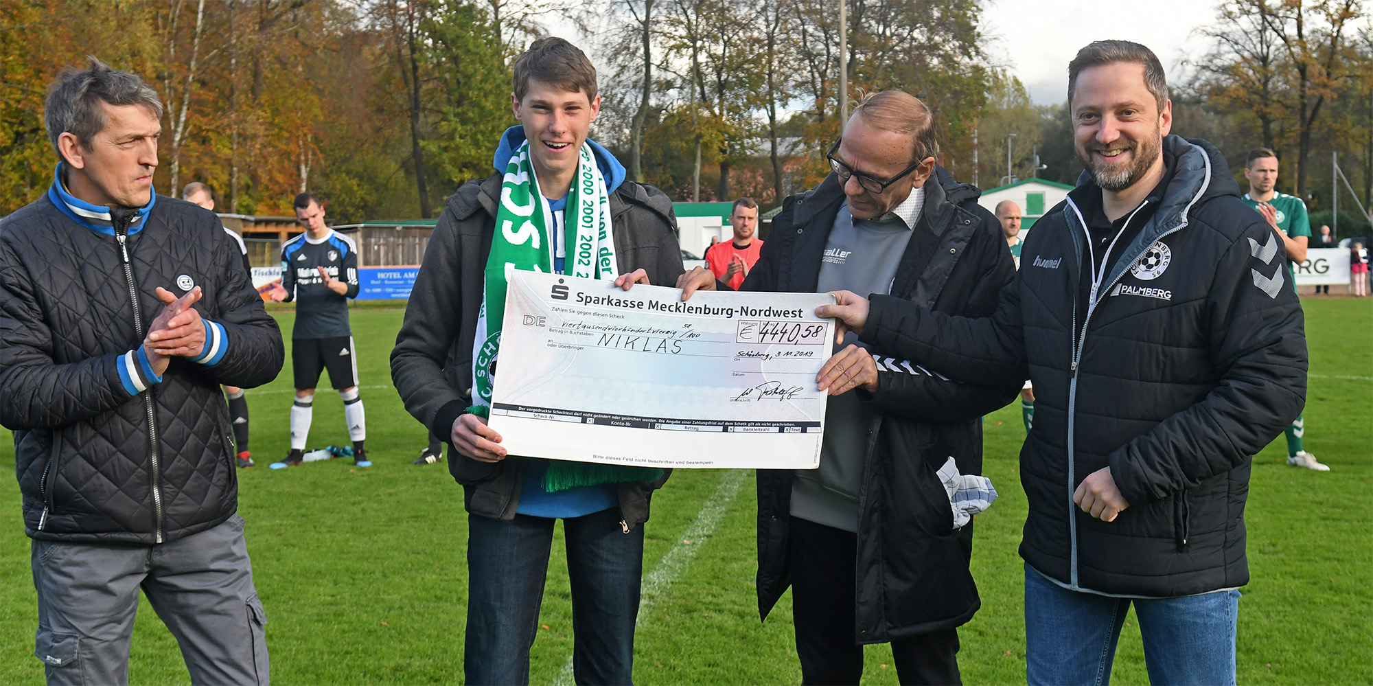 Michael Stutzky (FC Selmsdorf), Wilfried Rohloff und Patrick König (FC Schönberg 95) übergaben Niklas den symbolischen Scheck.