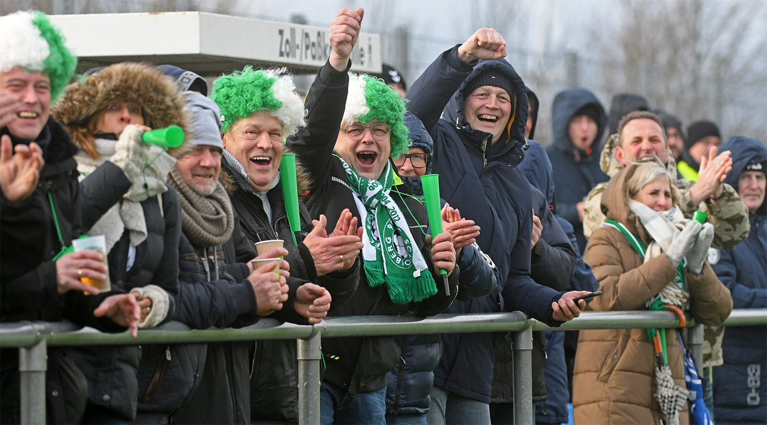 Die mitgereisten Schönberger Fans feiern den Sieg im Spitzenspiel der Landesliga West.