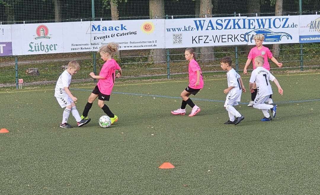 E-Juniorinnen gewinnen internes Duell