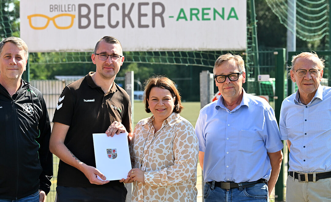 Ministerin Stefanie Drese knipst LED-Flutlicht an